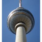 Fernsehturm am Alexanderplatz in Berlin von unten