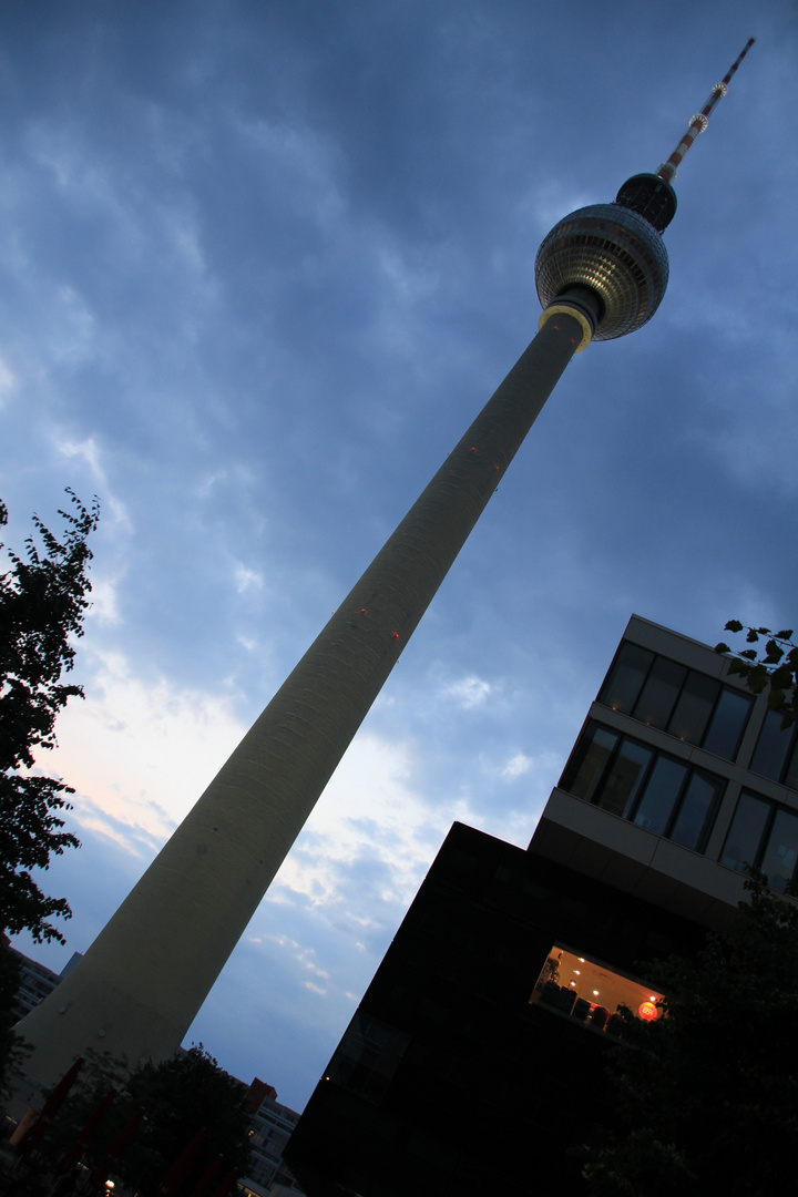 Fernsehturm am Alexanderplatz zur blauen Stunde (IMG_0863)