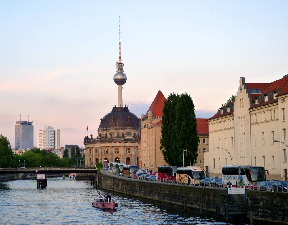 Fernsehturm auf der Kuppe des Bode Museums ...