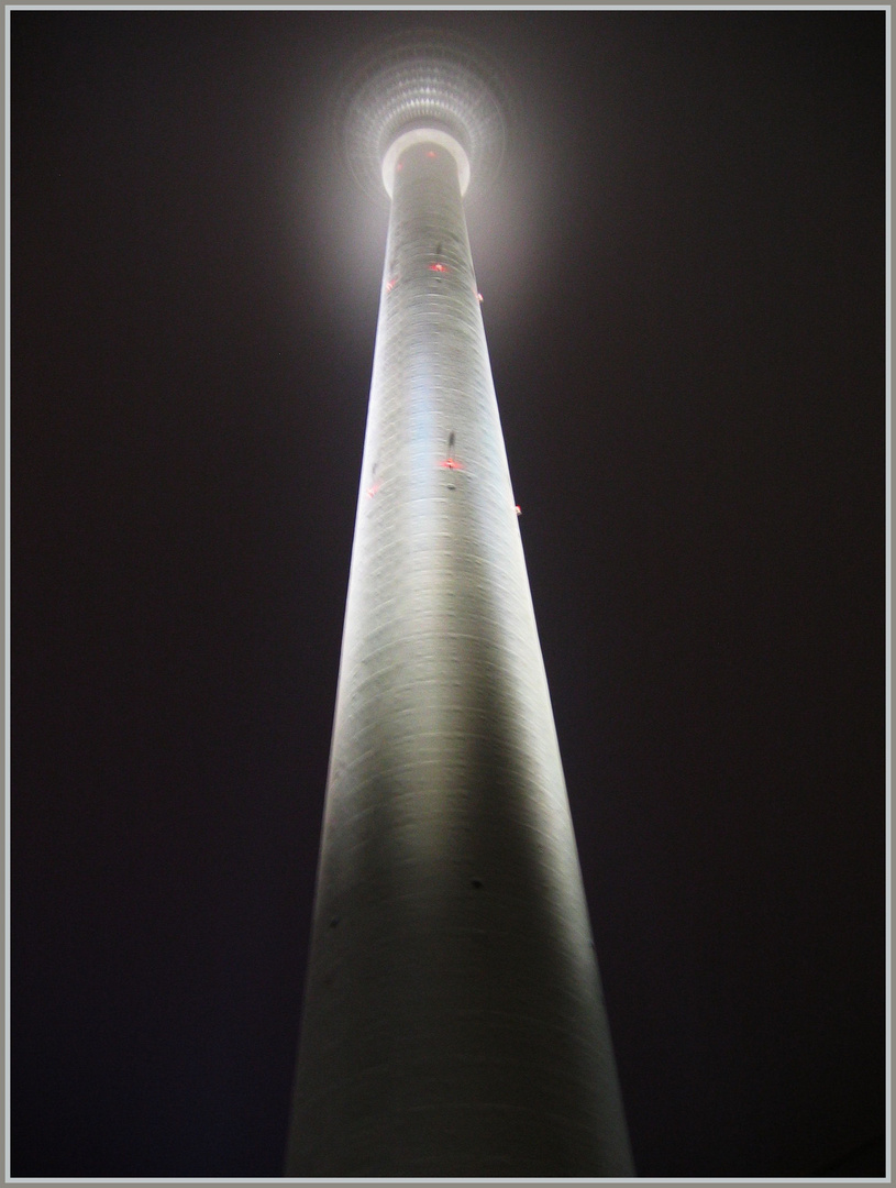 Fernsehturm bei Nacht und Nebel