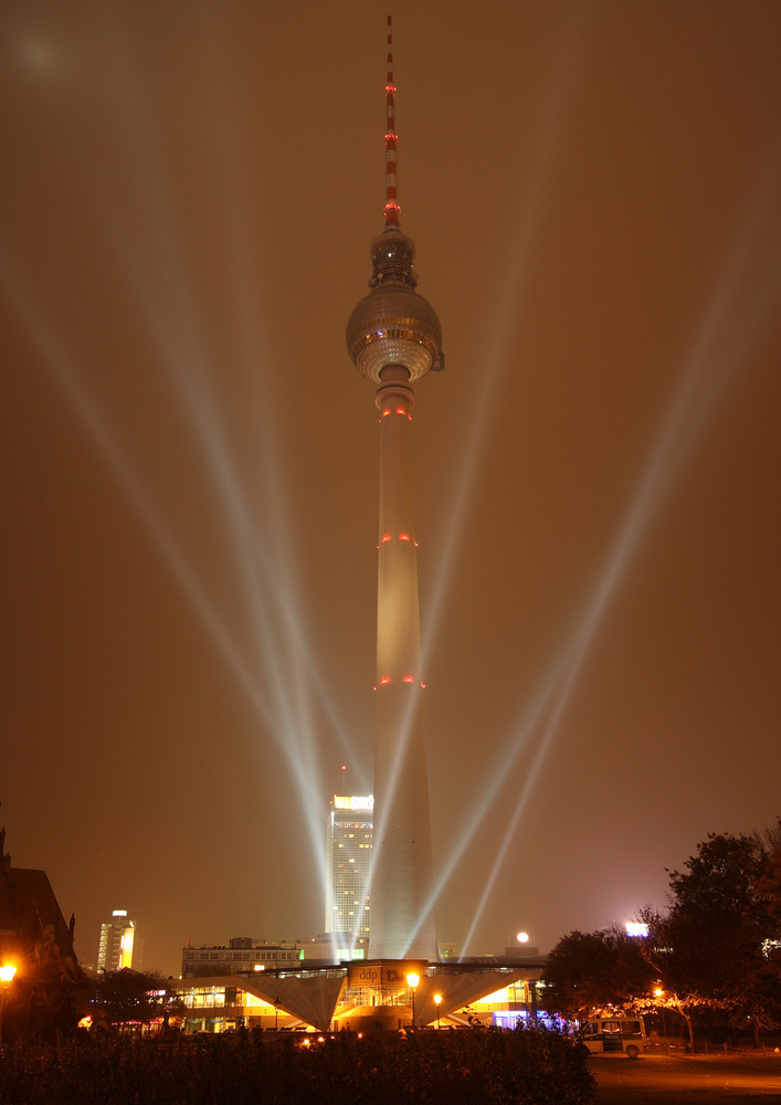 Fernsehturm beim Festival of Light in Berlin