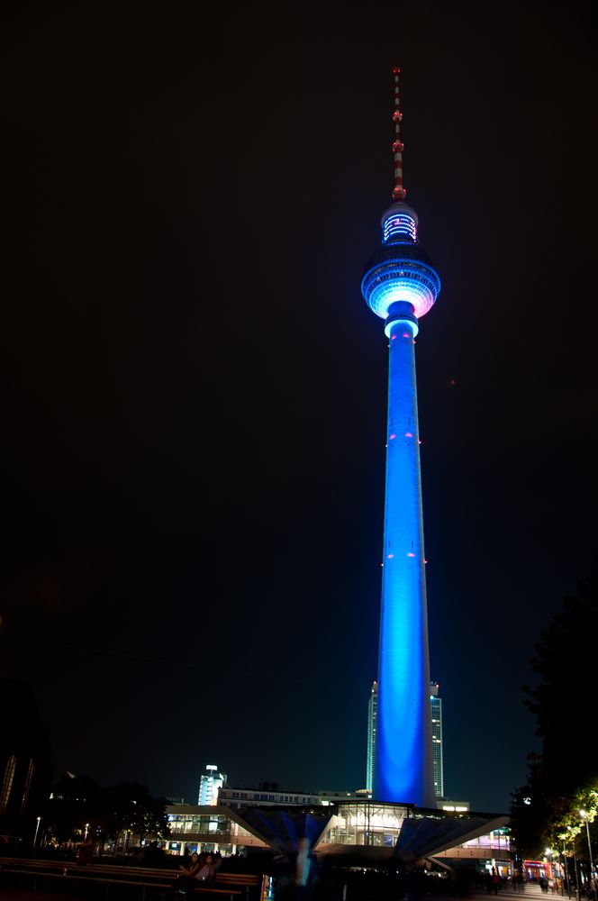 Fernsehturm Berlin in Blau