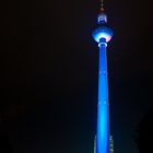 Fernsehturm Berlin in Blau