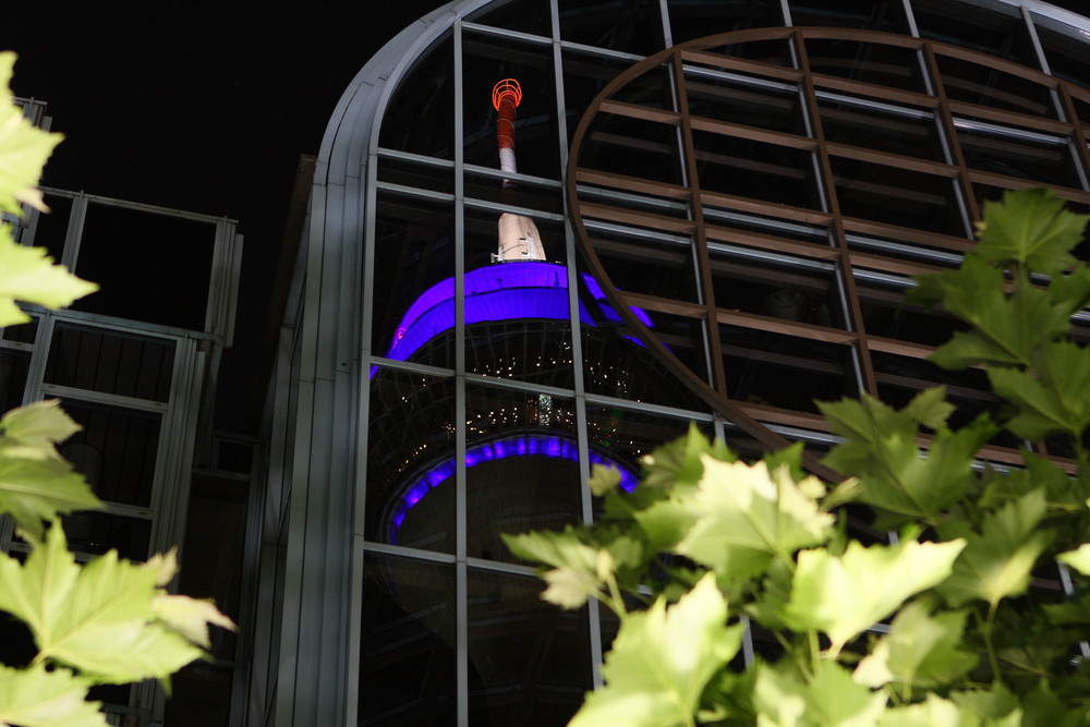 Fernsehturm Düsseldorf in den Scheiben vom WDR