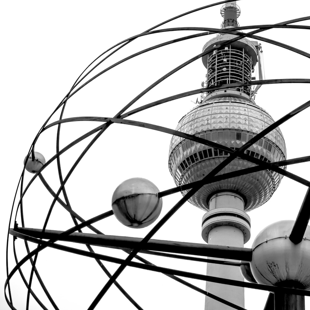 Fernsehturm durch die Weltzeituhr