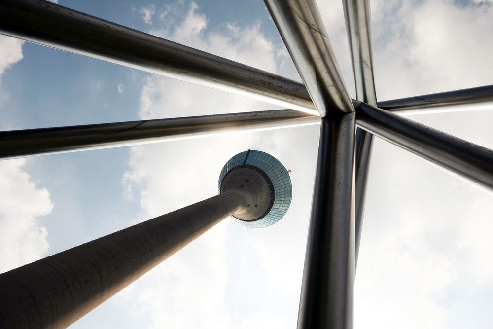 Fernsehturm durch Energie-Pyramide gesehen