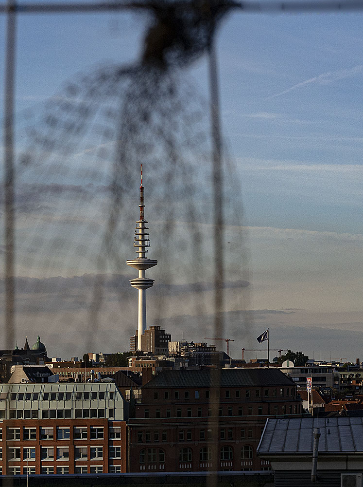 Fernsehturm im Durchblick