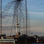 Fernsehturm im Durchblick