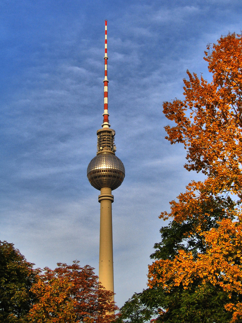 Fernsehturm im Herbst