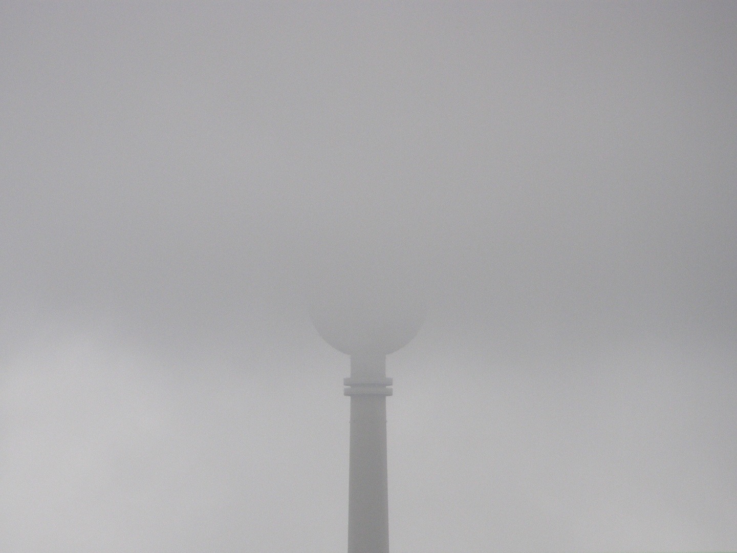 Fernsehturm im Nebel