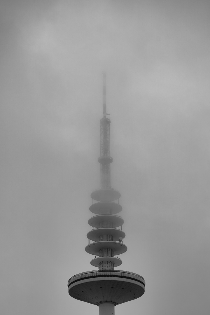 Fernsehturm im Nebel