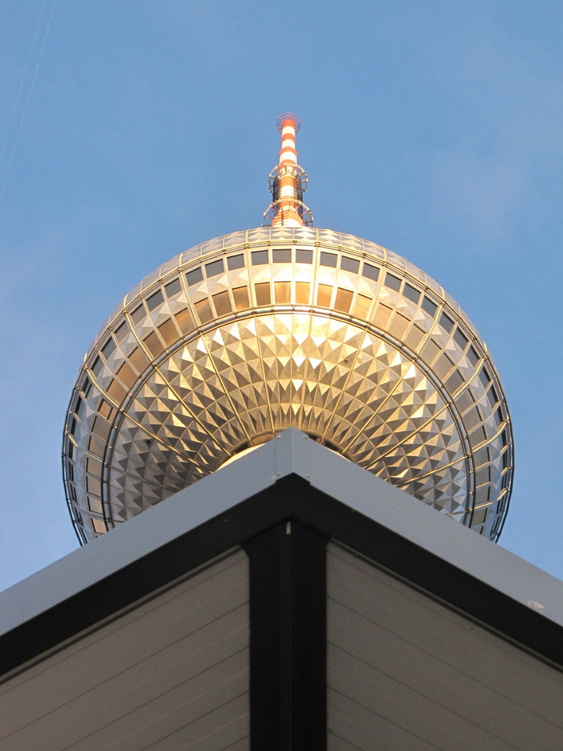 Fernsehturm im Sonnenschein