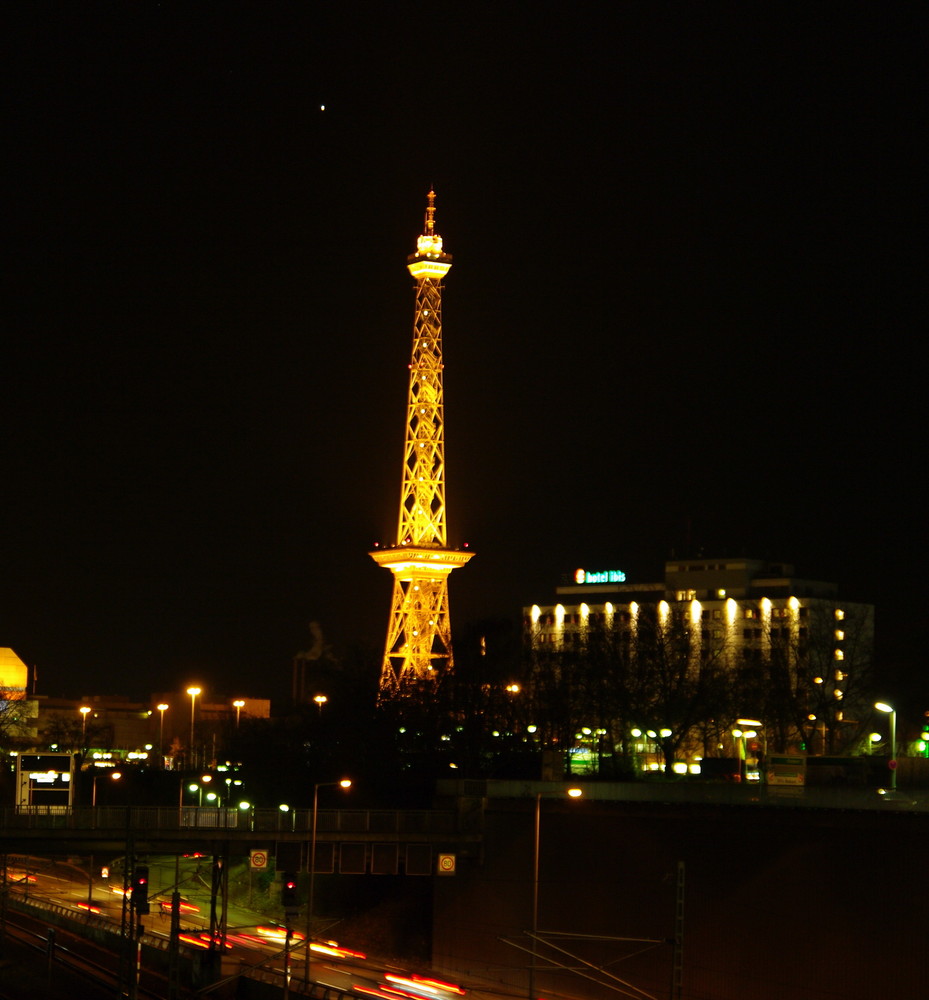 Fernsehturm in anderem Licht