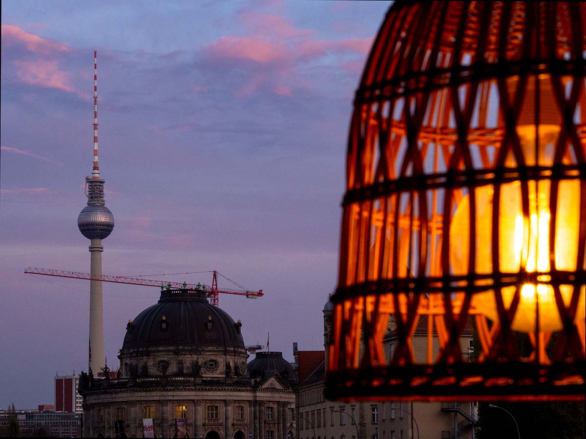 Fernsehturm in Berlin in der Blauen Stunde