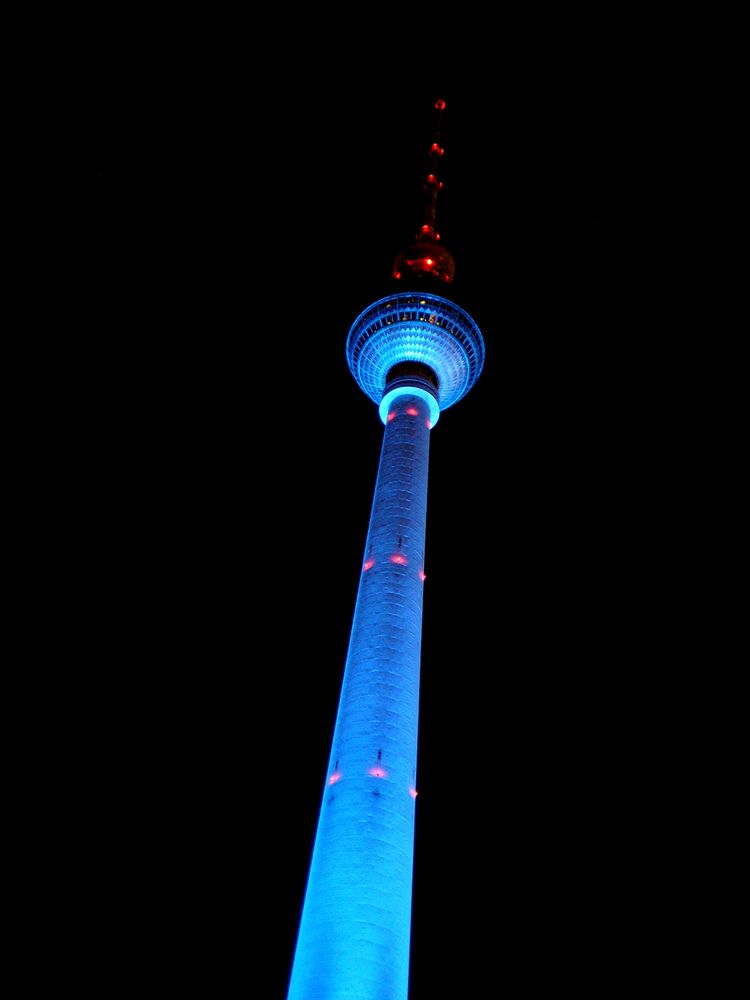 Fernsehturm in Blau