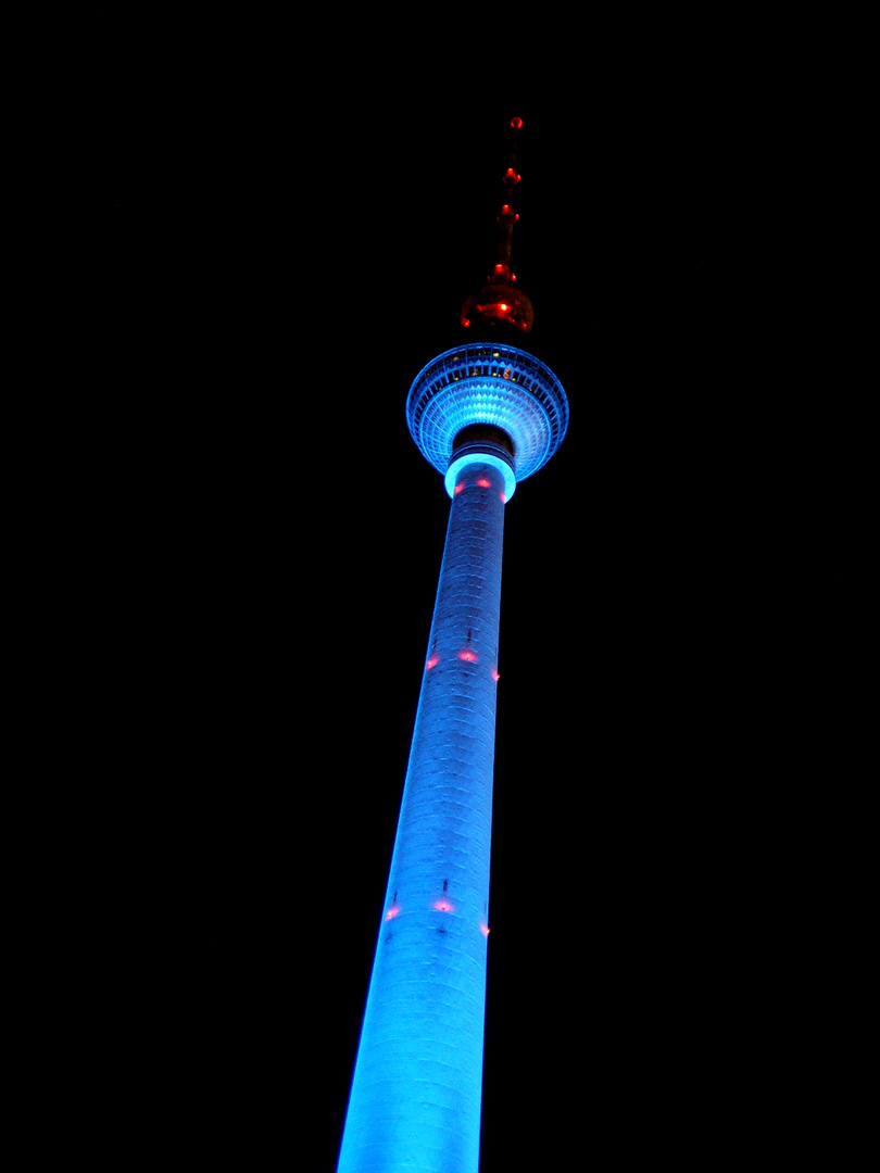 Fernsehturm in Blau