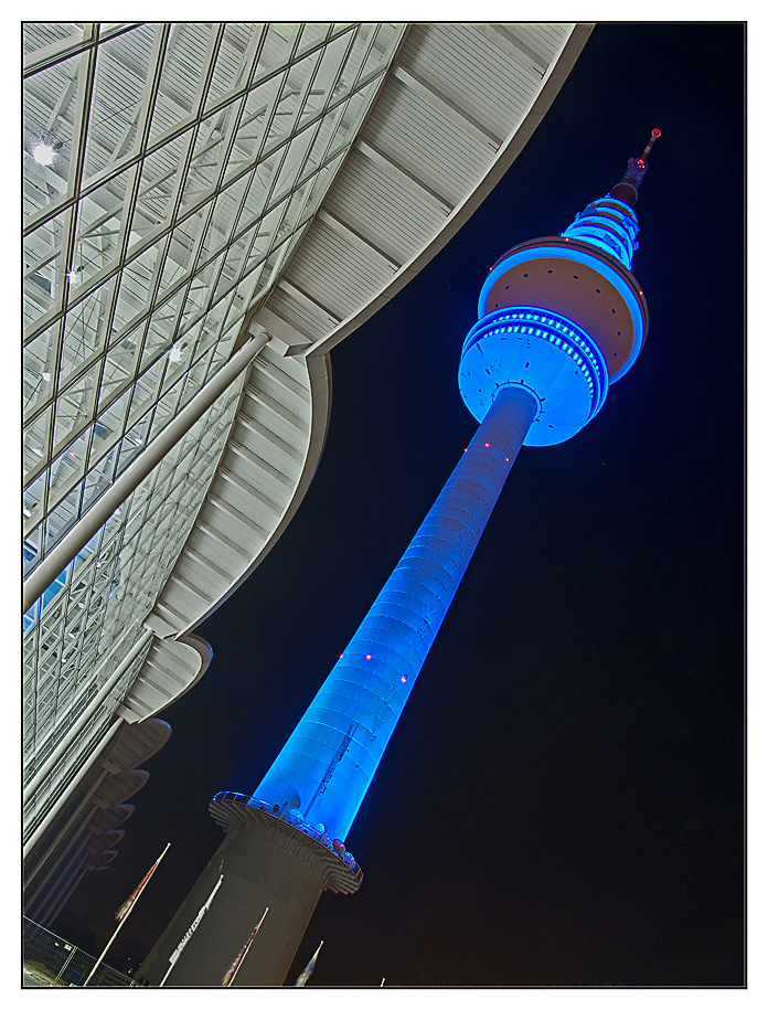 Fernsehturm in Blau