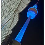 Fernsehturm in Blau