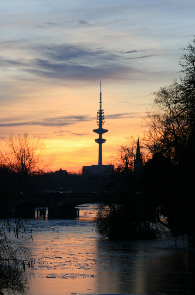 Fernsehturm in der Abenddämmerung