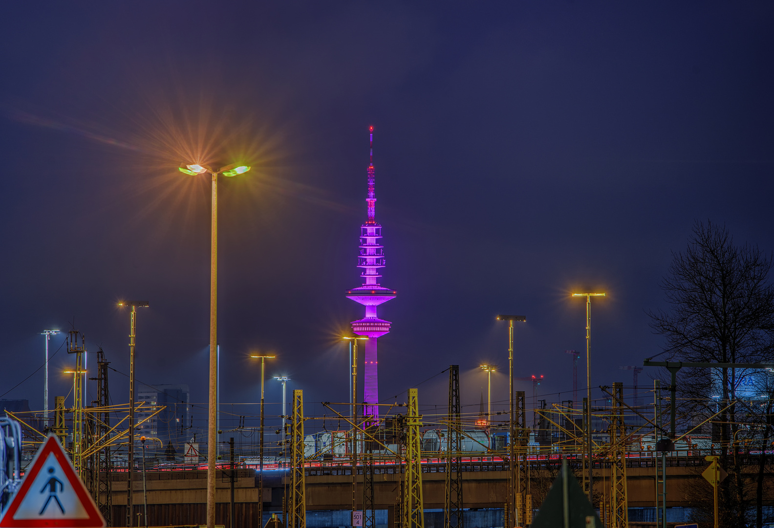 Fernsehturm in magentafarbenen Licht 