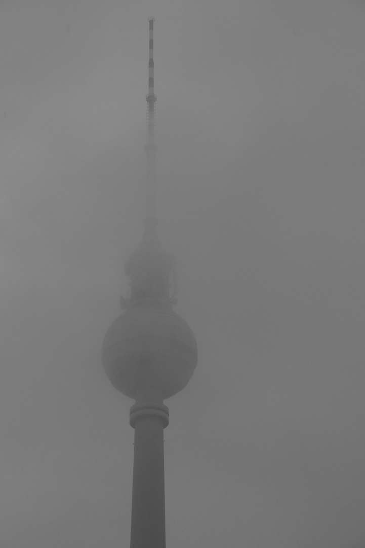 Fernsehturm in Regenwolken