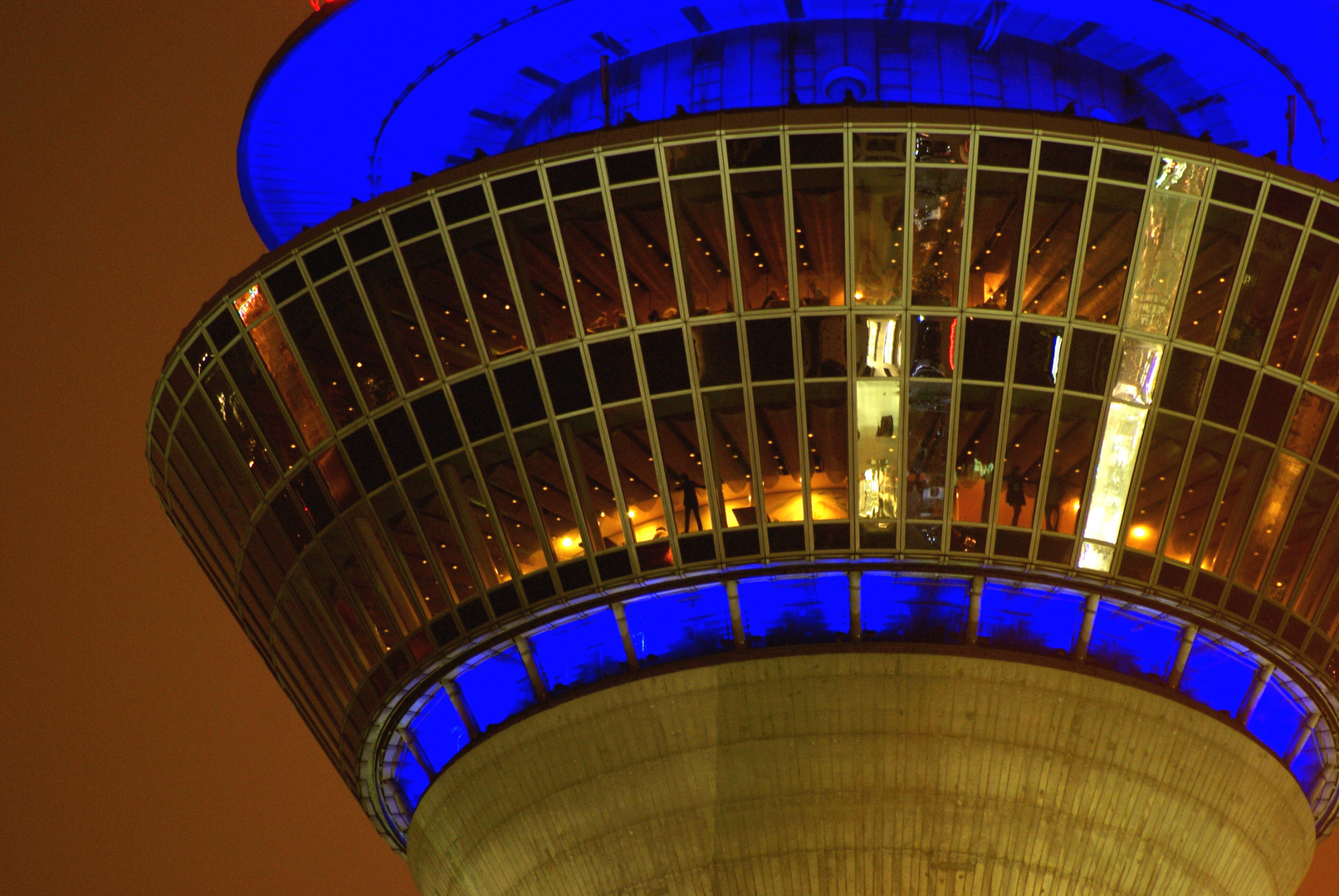 Fernsehturm => manche genießen die Aussicht direkt an der Scheibe