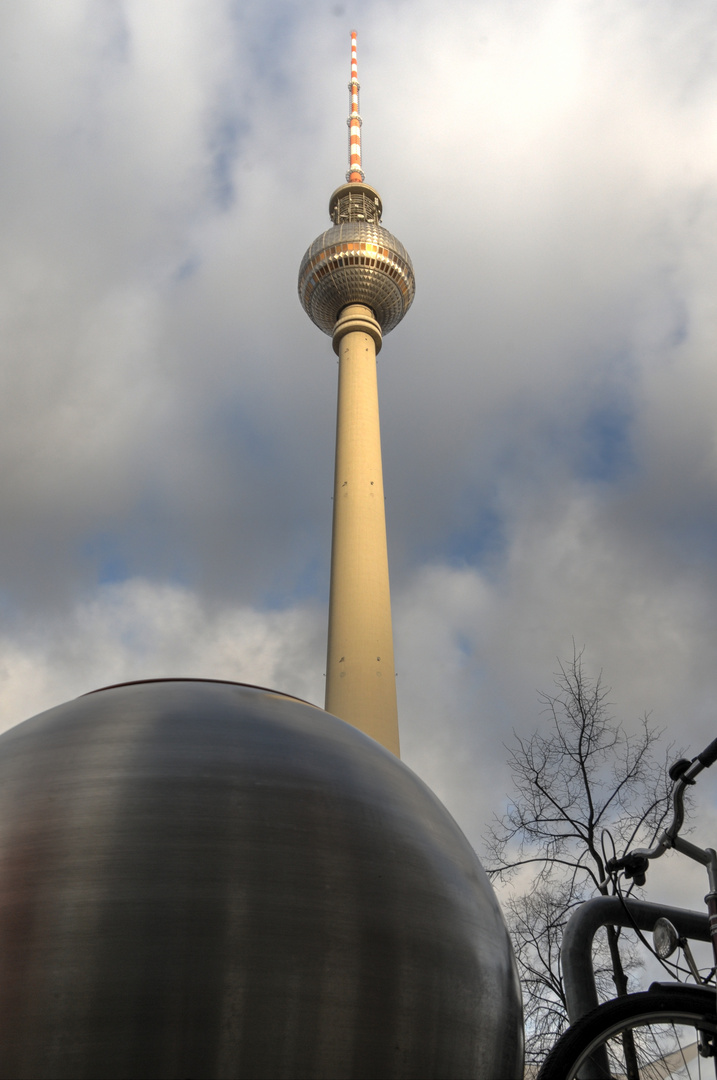 Fernsehturm mit Kugel im Wind