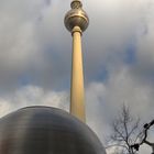 Fernsehturm mit Kugel im Wind