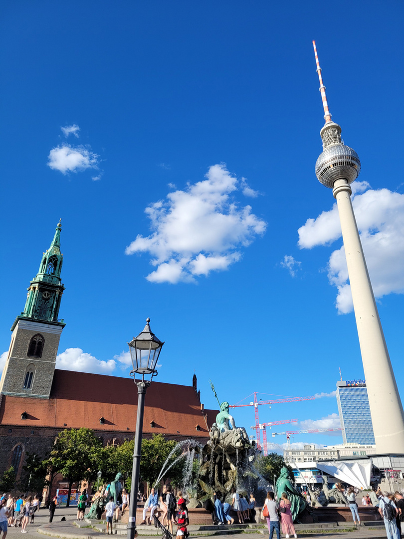 Fernsehturm mit Marienkirche und Neptunbrunnen