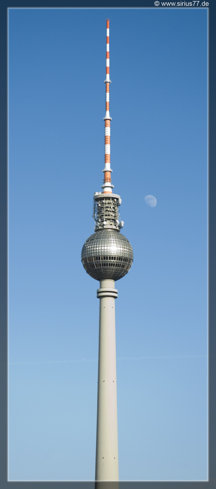 Fernsehturm mit Mond