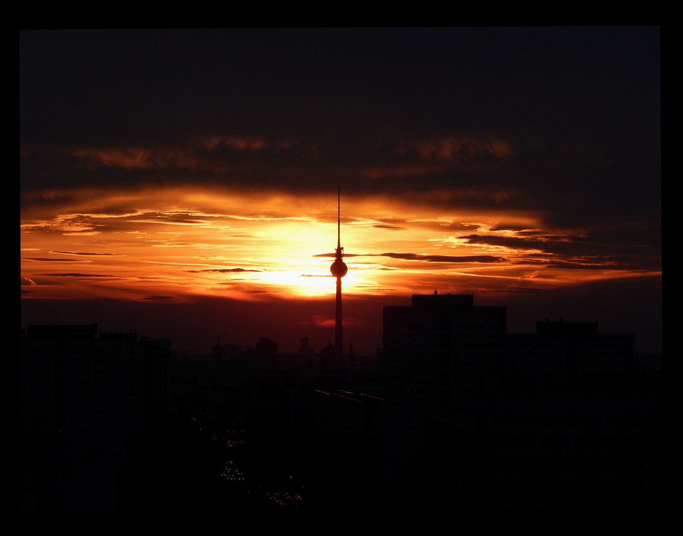 Fernsehturm mit Sonnenuntergang