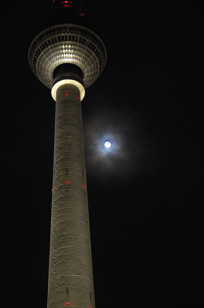 Fernsehturm mit Vollmond