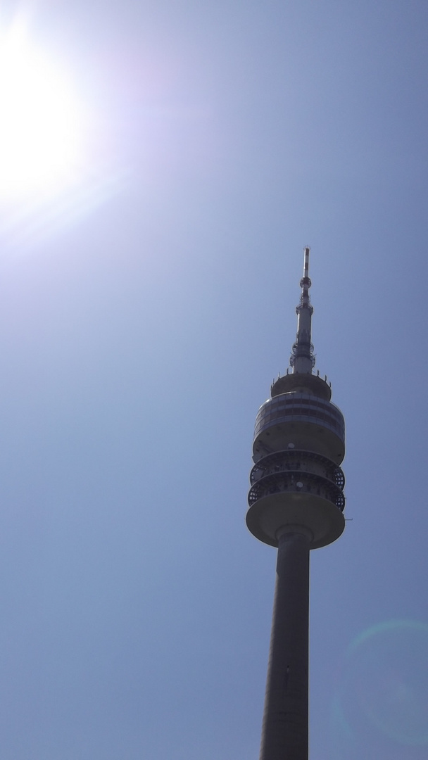 Fernsehturm München bayerischer Himmel