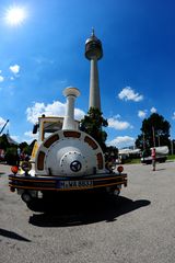 Fernsehturm München mit Touristenbahn davor