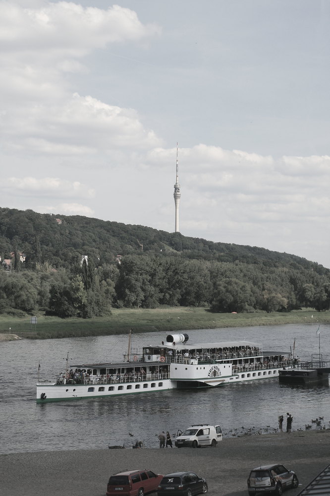 Fernsehturm und Elbdampfer