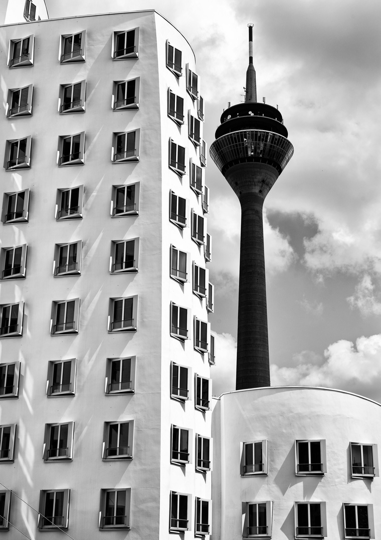 Fernsehturm und Gehry Haus