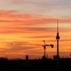 Fernsehturm und Kran im Sonnenuntergang