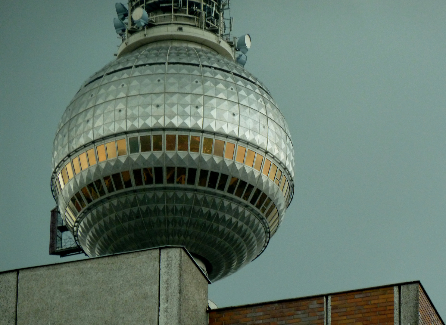 Fernsehturm vom Hinterhof aus gesehen