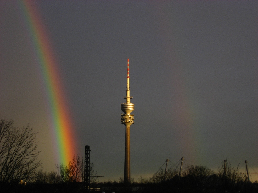 Fernsehturm zwischen den Regenbögen