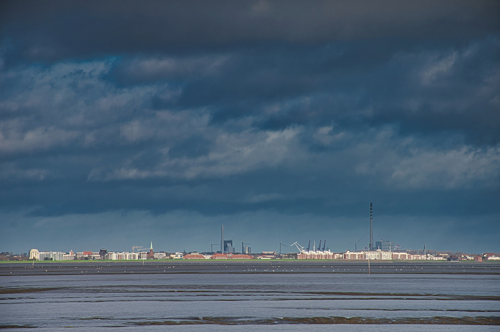 Fernsicht auf Wilhelmshaven in Sonne und Wolken