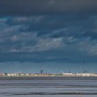 Fernsicht auf Wilhelmshaven in Sonne und Wolken