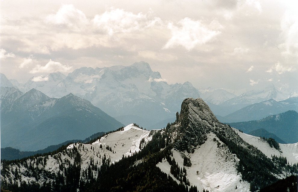 Fernsicht: Roß- und Buchstein/Zugspitze vom Wallberg aus