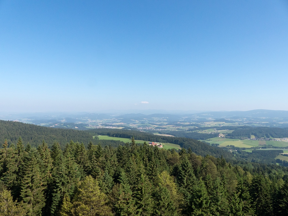 Fernsicht unter blauem Himmel