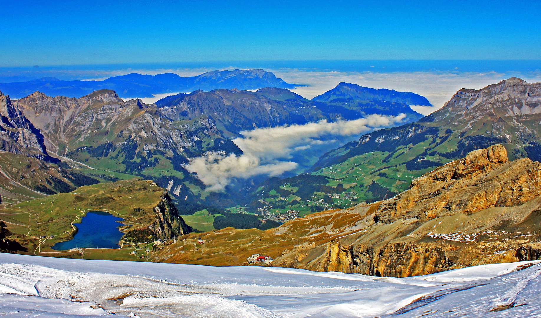 Fernsicht vom Titlis Gletscher