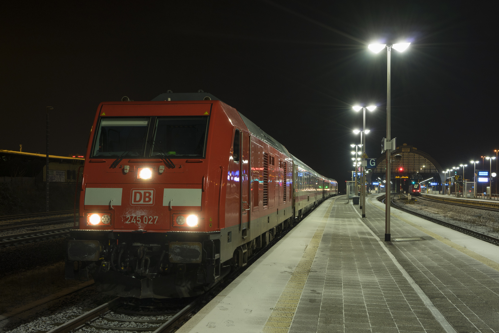 Fernverkehr in Gera mit 245 027 und IC nach Köln