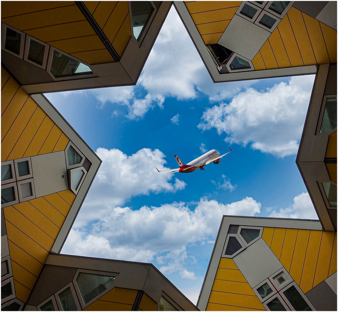 Fernweh am Himmel der Cubushäuser in Rotterdamm