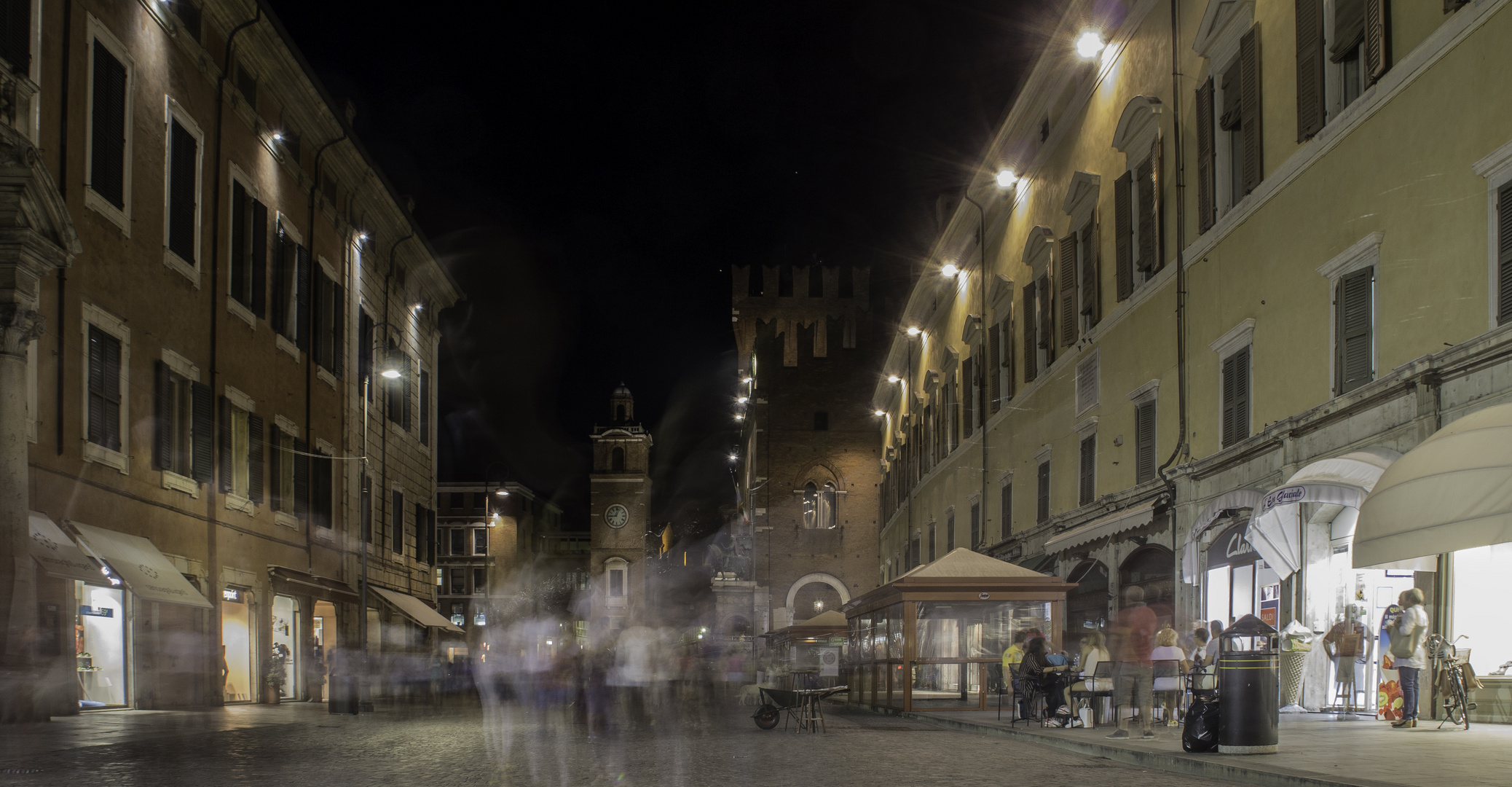 Ferrara bei Nacht