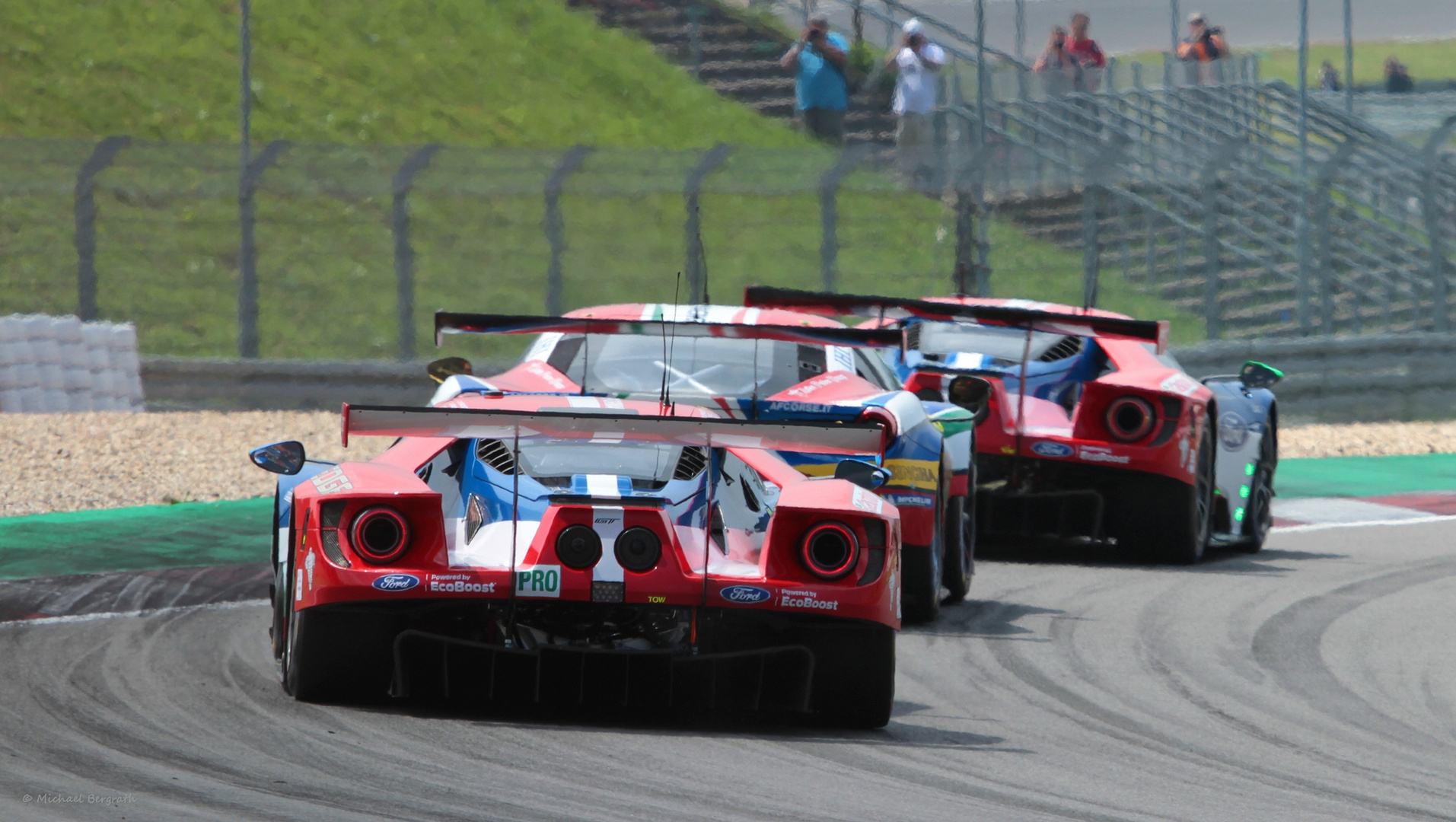 Ferrari 488 im Ford GT Sandwich