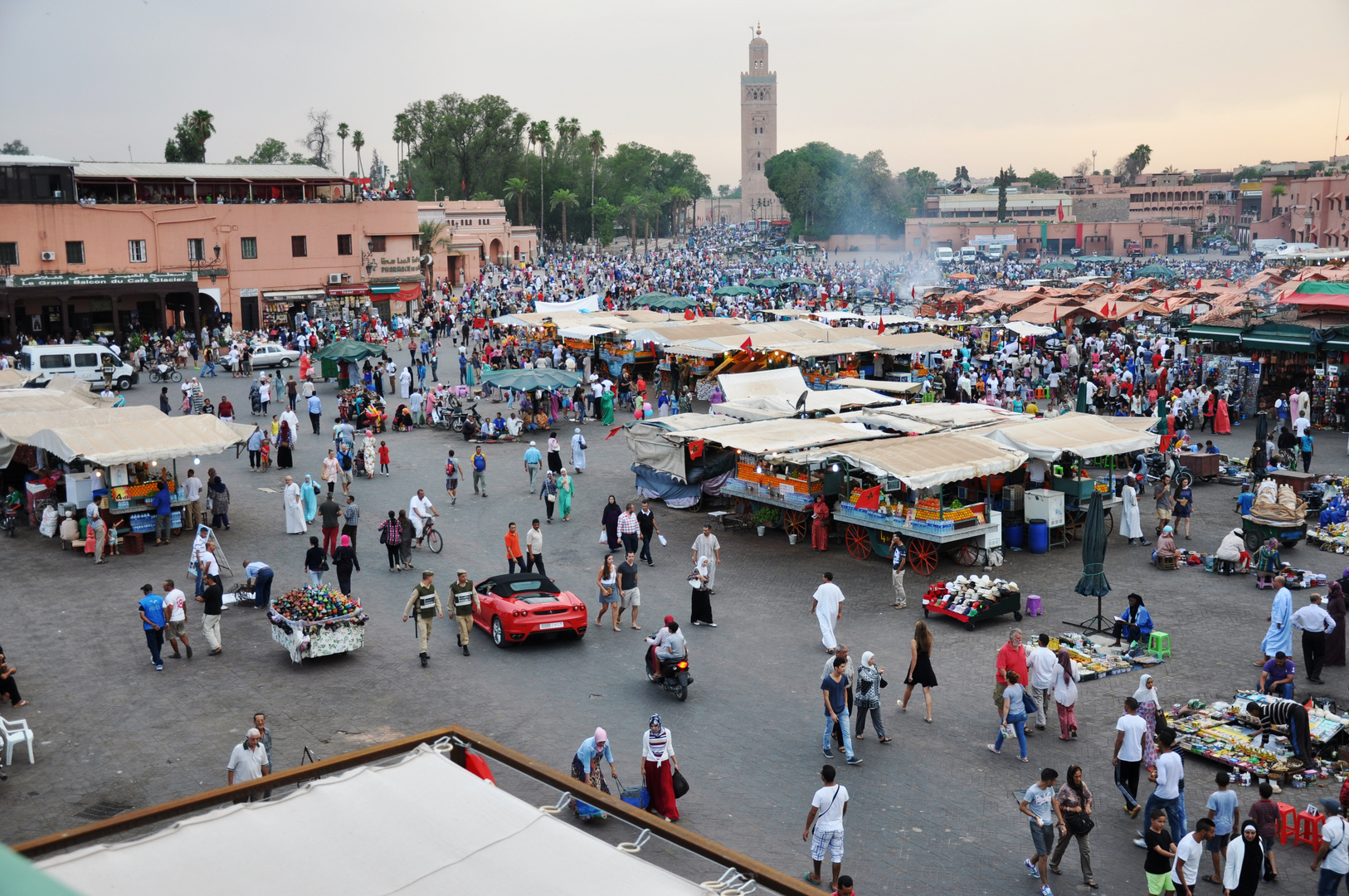 Ferrari auf dem Djemaa el-Fna