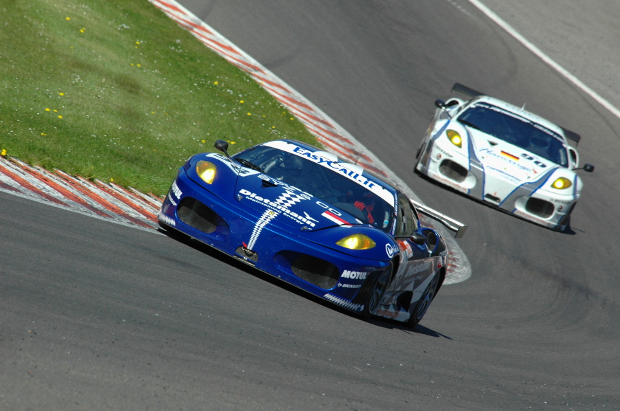 Ferrari-Duell in der Eau Rouge